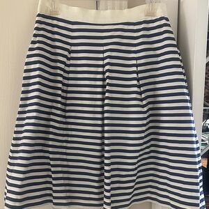 LOFT Navy and White Skirt sz 8
Large pleats. Hits just below the knee
EUC